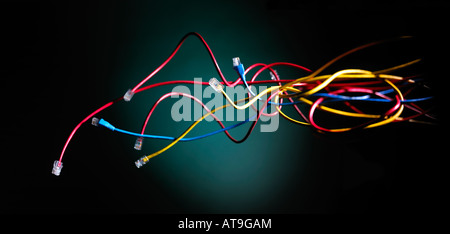 Ethernet Kabel schwebt über einem schwarzen Hintergrund schweben Stockfoto