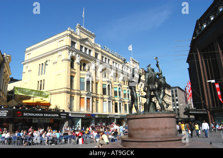 Straßenszene, The Three Smiths Statue, Helsinki Finland Stockfoto