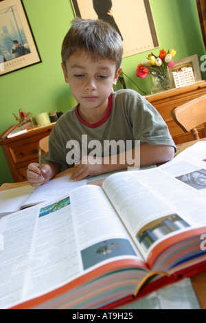 Jungen im Alter von 9-10-11 Hausaufgaben Stockfoto