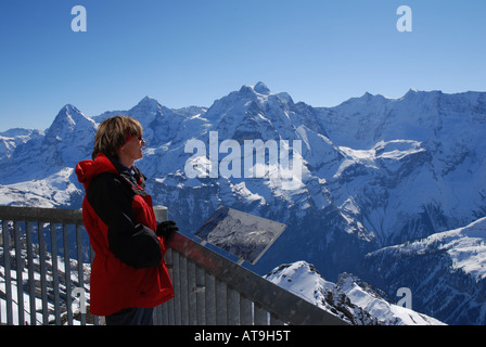 Touristen, die Berner Alpen im Winter vom Schilthorn, Schweiz anzeigen Stockfoto