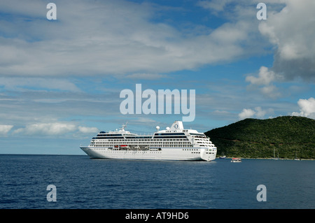 Britische Jungferninseln Virgin Gorda Kreuzfahrtschiff mit Insel im Hintergrund Stockfoto