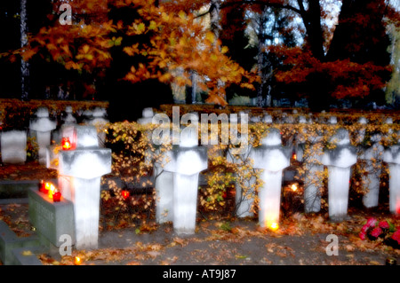 Gräber der gefallenen Soldaten im zweiten Weltkrieg auf Powazki Militärfriedhof in Warschau während All Saints Day Stockfoto