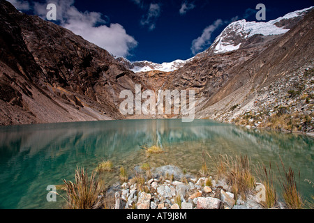 Santa Cruz Trek: Smaragdgrünen Bergsee in der Nähe von Taullipampa Camp Stockfoto