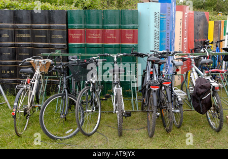Fahrradständer vor großen Riesen Buch Display am Eingang zum The Guardian Hay Festival 2007 Hay on Wye Powys Wales UK EU Stockfoto