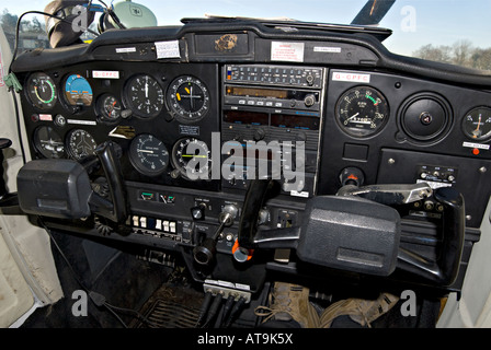 Cockpit-Instrumente in einem Flugzeug Cessna 152. Stockfoto