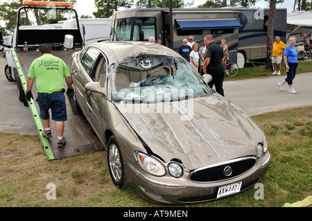 Abschleppwagen löscht Unfallstelle des Automobils Stockfoto