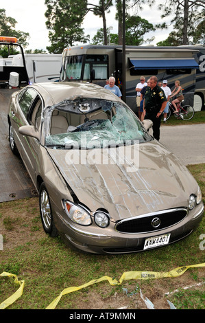 Abschleppwagen löscht Unfallstelle des Automobils Stockfoto