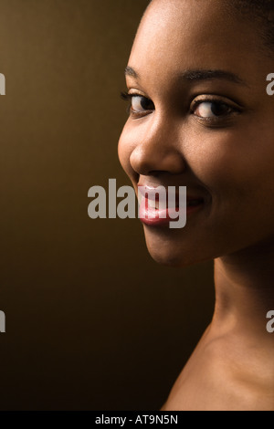 Lächelnd afroamerikanischen jungen Erwachsenen weiblichen Blick auf viewer Stockfoto