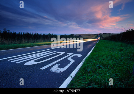 Langzeitbelichtung bei Sonnenuntergang ein PKW aus Dorchester Town in Richtung Stadt Sherborne in Dorset county England UK Stockfoto