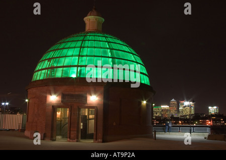 Südlichen Eingang zum Greenwich-Fußgängertunnel in der Nacht mit Canary Wharf im Hintergrund. London, England Stockfoto