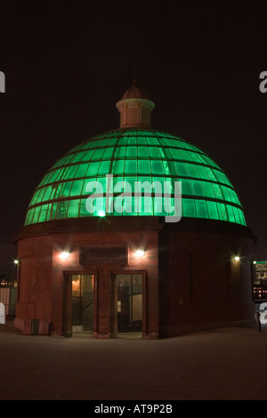 Südlichen Eingang zum Greenwich foot Tunnel in der Nacht. London, England Stockfoto