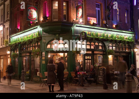 Der blaue Stifte Pub gesehen in der Nacht. Königliche Straße, London, England Stockfoto