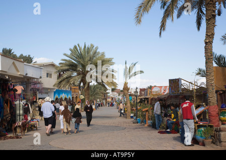 Menschen an der Uferpromenade mit Touristenläden und Restaurants im Badeort an der Ostküste des Roten Meeres. Dahab Sinai Ägypten Stockfoto