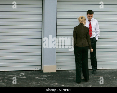 Kaukasische Geschäft paar zwei Converse im Chat Chat abwesend im freien außerhalb Frau Geschäftsfrau Mann Geschäftsmann Stockfoto