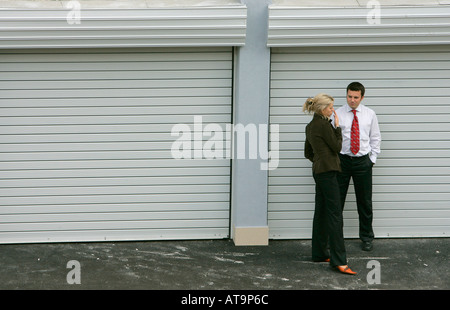 Kaukasische Geschäft paar zwei Converse im Chat Chat abwesend im freien außerhalb Frau Geschäftsfrau Mann Geschäftsmann Stockfoto