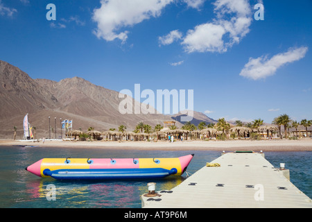 Taba Heights Halbinsel Sinai Ägypten Blick entlang Steg ins Rote Meer Waterworld am ruhigen Strand Stockfoto