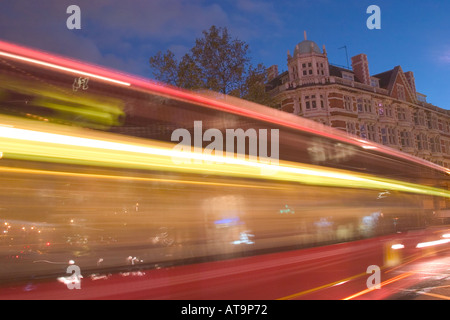 Langzeitbelichtung der roten Doppeldecker-Bus in der Dämmerung. Holborn, London, England Stockfoto