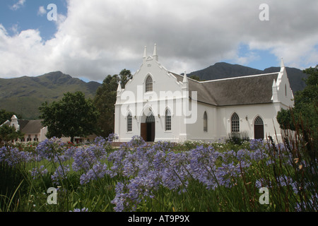 Der Niederländisch-reformierten Kirche entstand im Jahre 1847 in Franschhoek, Südafrika, dem ein Großteil der Region Bauernhöfe Weingüter geworden Stockfoto