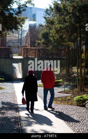 Paare, die durch die Andre Citroen Park in Paris, Frankreich... Stockfoto