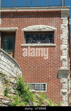 Fenster, Flatiron Wohnungen, Spring Street, Eureka Springs, Ozark Mountains, Arkansas Stockfoto