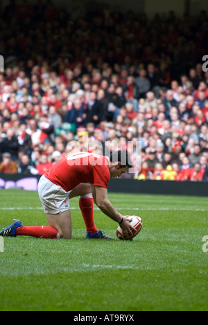 Stephen Jones der Ball für eine Strafe für Wales gegen Italien in den 2008 Grand Slam kick Gewinnlinien Zahl 2658 Stockfoto