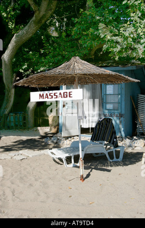 Massage-Station St St Constantine Helena Bay Pier Steg Kai Urlaub Tourist Chaise Lounge Dach Schwimmbad Bucht pier Stockfoto