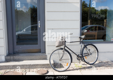 Kopenhagen-Dänemark-Fahrrad-Shop mit Tuborg Bier Schild am Fenster gelehnt Stockfoto