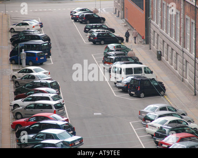 Kopenhagen Dänemark Luftbild Straße mit zwei Fußgänger und geparkte Autos Stockfoto