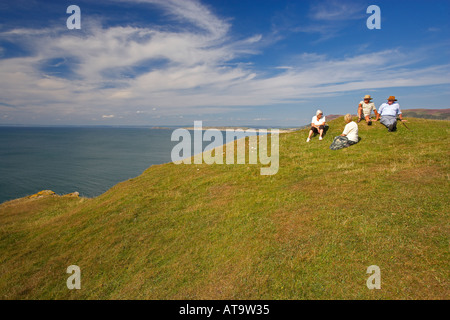 Menschen genießen den Blick über Rhossili Bucht, auf der Gower, South Wales, UK Stockfoto