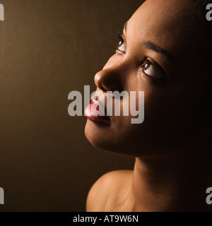 Ernsthafte afroamerikanischen jungen Erwachsenfrau nachschlagen Stockfoto