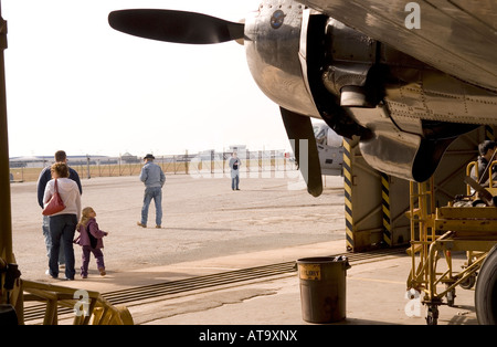 Besucher des Carolinas Aviation Museum in Charlotte NC USA Stockfoto