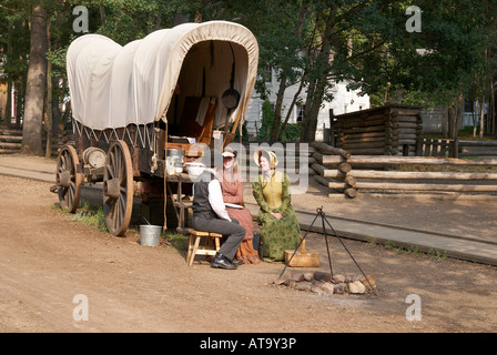 1885 Straßenszene im Fort Edmonton Park, Edmonton, Alberta, Kanada mit frühen Siedler von ihren Planwagen. Stockfoto