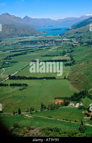Arial Ansicht der Umgebung von Queenstown Neuseeland und Lake Wakatipu von den umliegenden Hügeln Stockfoto