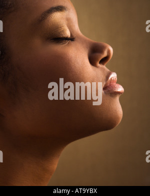 Heitere Porträt der jungen Erwachsenen afroamerikanische weiblich s Gesicht Stockfoto