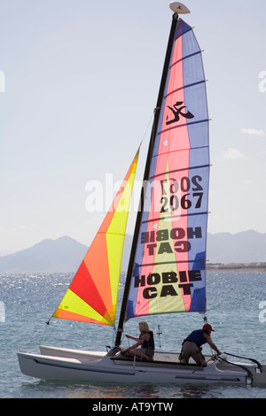 Taba Sinai Ägypten Nordafrika Februar zwei Frau einen kleinen Katamaran Hobie 15 am Roten Meer segeln Stockfoto