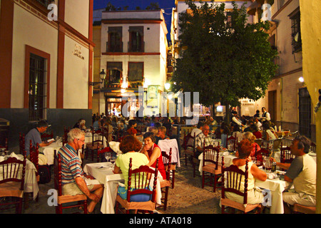 Sevilla Andalusien typischen spanischen Bodegas Barrio Santa Cruz Plaza Dona Elvira in der Nacht Stockfoto