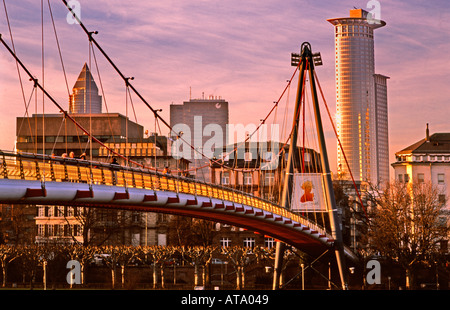 Deutschland Frankfurt Holbein Brücke Footpaas über Fluß Haupt Hintergrund DG Bank und Messe Turm Stockfoto