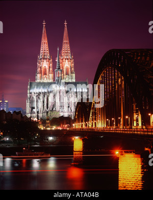 Deutschland Köln Köln Dom Kathedral Rhein Brücke für die Eisenbahn Sonnenuntergang vertikal Stockfoto