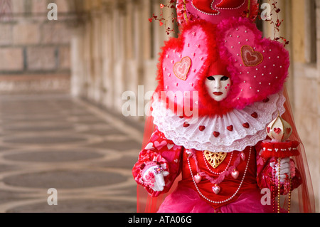 Karneval in Venedig Maske Festival Dame in rosa Herzen Kostüm mit weißer Halskrause Stockfoto