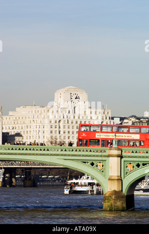 Rote Doppeldecker auf Westminster Brücke über den Fluss Themse London Vereinigtes Königreich Stockfoto