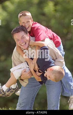 Vater mit Kindern Spaß spielen Stockfoto
