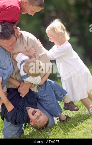 Vater und Kinder Horsing Stockfoto