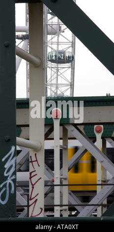 Graffiti auf Hungerford Bridge Stockfoto
