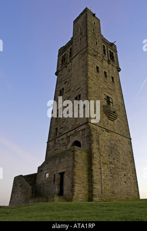 Jubiläum der Victoria Tower auf Castle Hill Almondbury Denkmal/Torheit mit Blick auf die Stadt von Huddersfield, West Yorkshire. Stockfoto