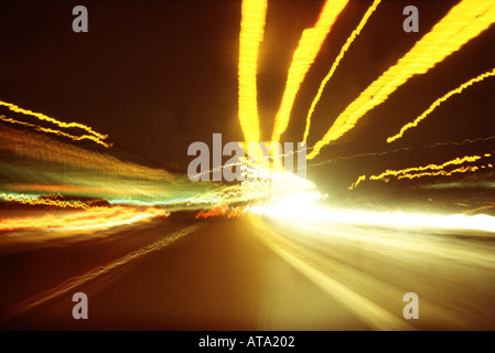 Lichtspuren von Fahrzeugen auf einer Autobahn, UK Stockfoto