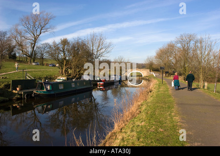 Schmale Boote vertäut am Leeds-Liverpool-Kanal in der Nähe von Barrowford sperrt Stockfoto