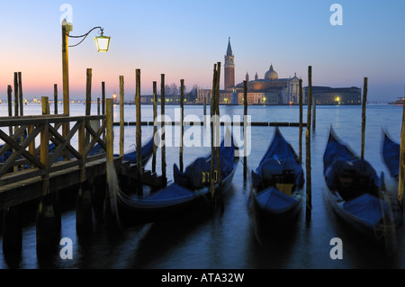 Gondeln in der frühen Morgensonne mit Blick auf San Giorgio Maggiore in Venedig Italien Stockfoto