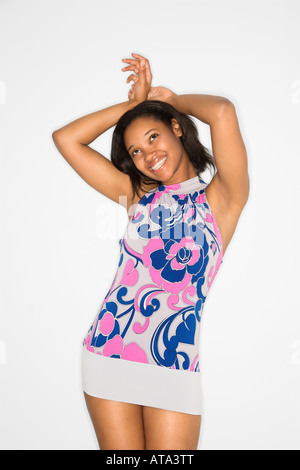 Glückliche junge afroamerikanische Erwachsenfrau lächelnd Stockfoto