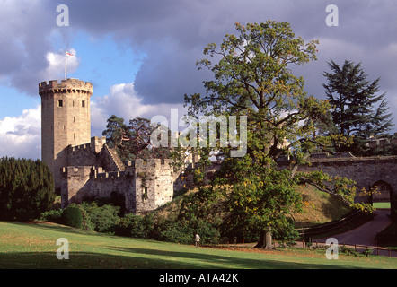Jungs-Turm in Warwick Castle mit Blick auf den Fluss Avon liegt in der Stadt Warwick von der englischen Grafschaft Warwickshire. Stockfoto