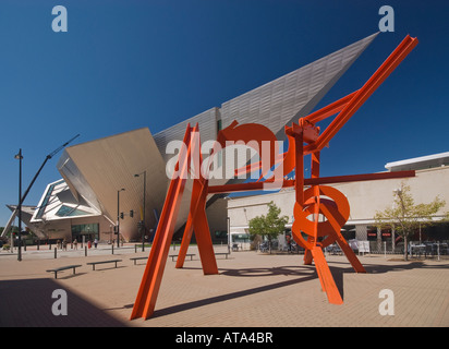 Lao Tzu Skulptur von Mark di Suvero vor dem Denver Art Museum, entworfen von Daniel Libeskind, Denver, Colorado, USA Stockfoto